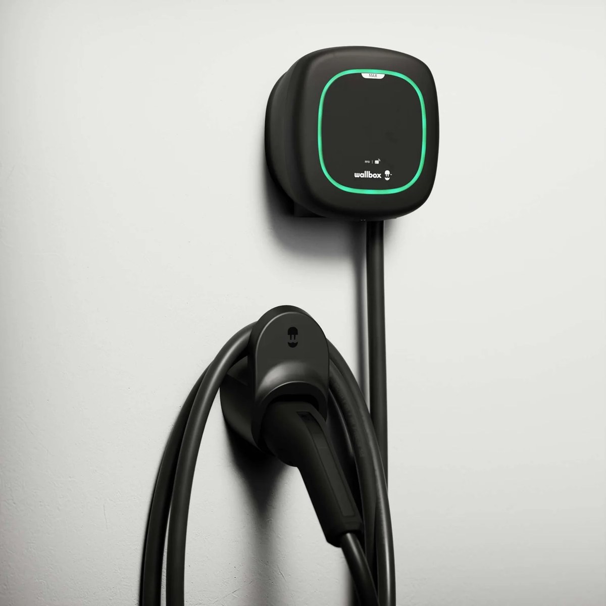 Wallbox Pulsar Max i svart med fast laddkabel